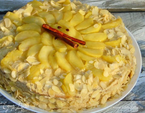 Бока и пространство без яблок присыпьте миндальными лепестками. Отправьте в холодильник на ночь. За минут 30 до подачи достаньте из холодильника и подержите при комнатной температуре. Все таки крем масляный)) Хотя я ела прямо с холодильника, и так очень вкусно.