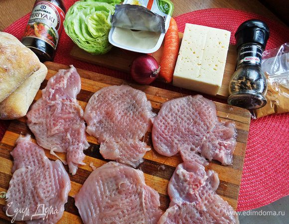 Филе куриное разделить вдоль, отбить, сбрызнуть соевым соусом, посыпать лимонным перцем.