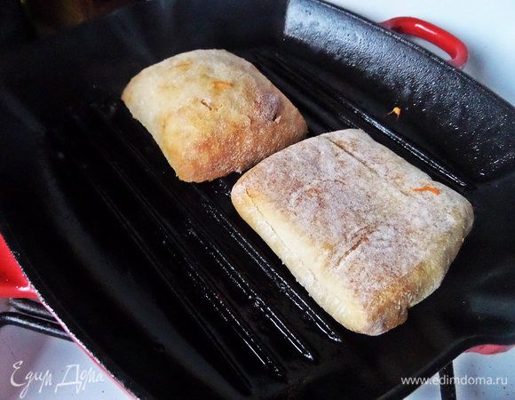 Мини-чиабатту (у меня рядом в магазине пекут, ржаная) разрезать вдоль и обжарить на гриле.