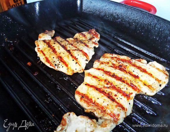 Филе обсыпать приправами для курицы и тоже обжарить с двух сторон на гриле. Жарить до характерных полосочек несколько минут.