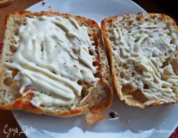 Смазать каждую половинку чиабатты сливочным сыром.