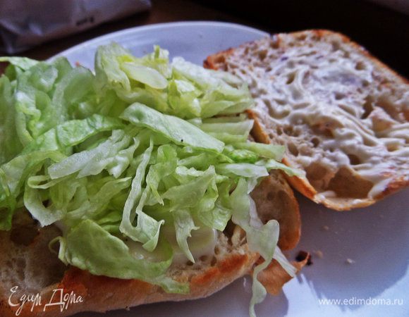 Насыпать горкой нарезанный салат.