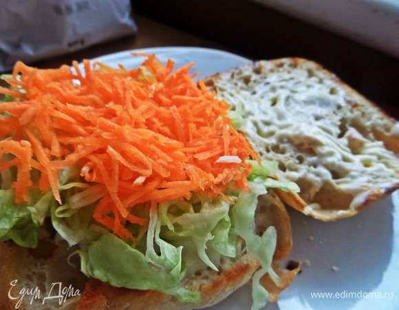 Сверху — тертая морковь.