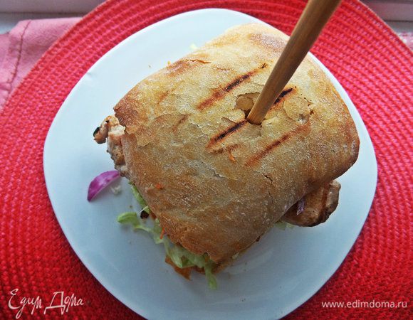 Прижать. Зафиксировать шпажкой. У нас так и в продаже в кафешках подают.