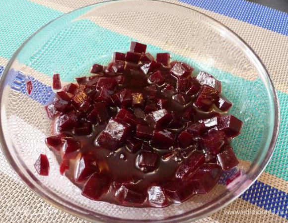 Свеклу (сладкую и вкусную) завернем в фольгу и запечем в духовке до мягкости. Нарежем на кубики. Польем тыквенным маслом,перемешаем, чтобы каждый кубик покрылся маслом. Я так делаю, чтобы свекла несильно красила другие овощи. Они, конечно, все равно покрасятся, но некоторое время овощи в салате побудут цветом.