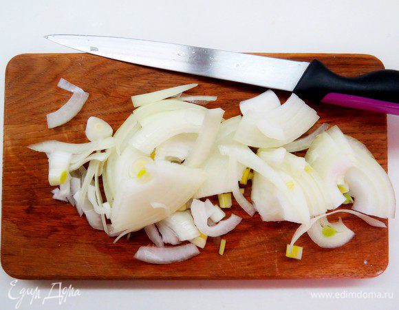 Готовим луковую подушку. Лук чистим, режем полукольцами.