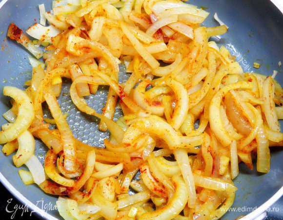 Тщательно перемешиваем. Выходит невероятно ароматный и красивый лук. 