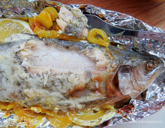 Подаем нашу рыбку прямо в лодочках из фольги. Очень удобно, красиво и вкусно! 
Приятного аппетита!