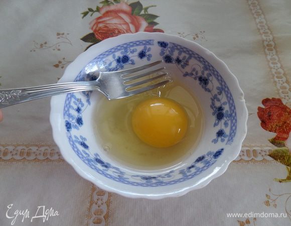 Яйцо разбиваем в чашку и слегка взбиваем, добавив щепотку соли.