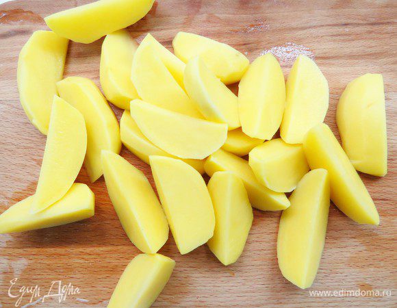 Картофель очистить и нарезать дольками. Вскипятить воду, добавить соль, выложить нарезанный картофель в кипящую воду. Дать закипеть и на большом огне варить картофель ровно 2 минуты. Картофель выложить в дуршлаг и промыть в холодной воде.