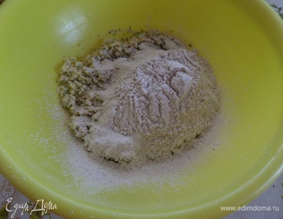Добавляем просеянную цельнозерновую и пшеничную муку, щепотку сахара и разрыхлитель теста.