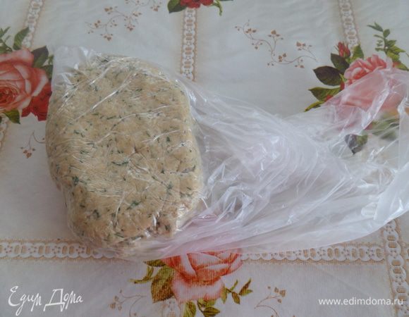 Кладем тесто в полиэтиленовый пакет и убираем в холодильник на 30-40 минут.