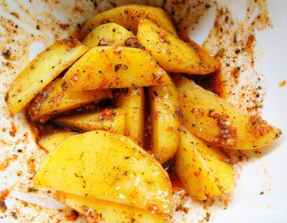 Поставить в разогретую до 180°С духовку и готовить до зарумянивания картофеля, периодически помешивая его. 