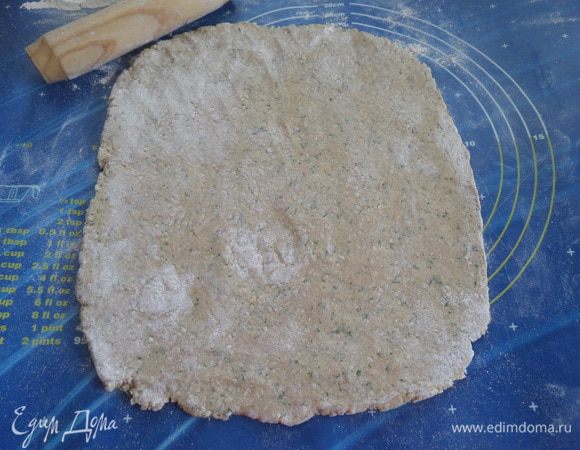 Через 40 минут вынимаем тесто из холодильника. Раскатываем тесто толщиной 0,5 см в виде прямоугольника. 