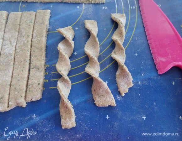 Нарезаем тесто на полоски шириной 1,5-2 см и длиной 10-12 см. Перекручиваем полоску теста. Получается вот такой завиток.