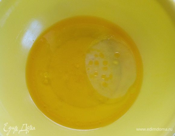 Подготавливаем продукты. Размораживаем грибы. Отвариваем до готовности смесь риса. Очищаем лук. Промываем зелень. В чашку наливаем теплую воду. Добавляем соль и горчичное масло (3 ст. л.).