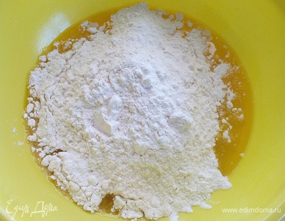 Добавляем дрожжи, сахар и просеянную муку.