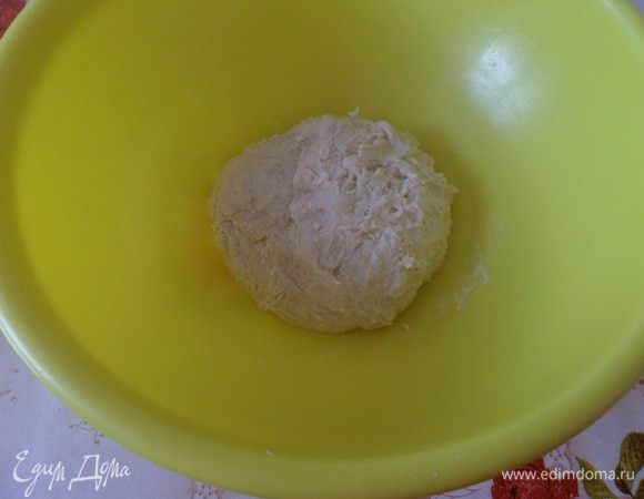 Замешиваем тесто. Оставляем на 30 минут в теплом месте.