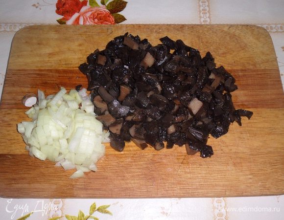Нарезаем лук и грибы.