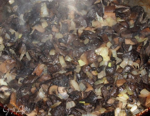 С сковороду наливаем 2 ст. л. растительного масла (чесночное). Выкладываем лук и грибы. Обжариваем 5 минут, периодически помешивая.