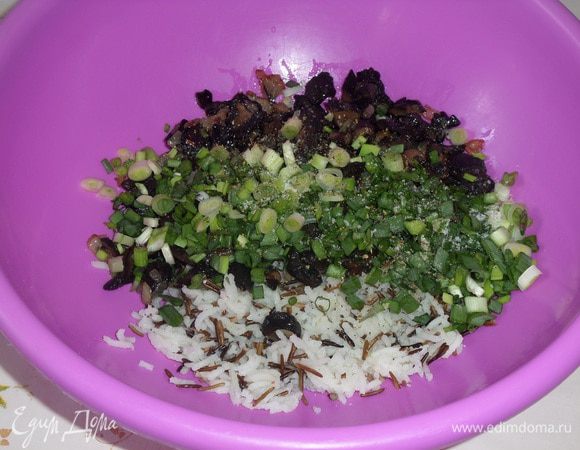 В чашку выкладываем отварной рис, обжаренные с луком грибы и нарезанную зелень. Добавляем по вкусу соль и смесь перцев.