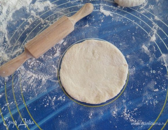 Тесто делим на кусочки. Каждый кусочек теста раскатываем в виде лепешки.