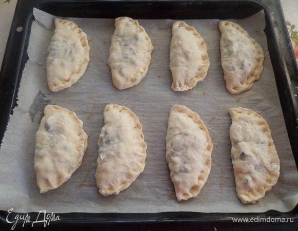 Выкладываем на противень. Смазываем заваренным чаем.