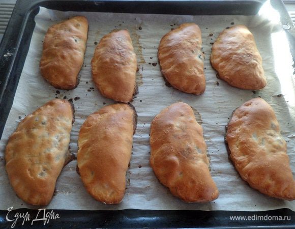 Выпекаем в разогретой духовке 30-35 минут при 180°С. Испеченные пирожки сбрызгиваем водой, накрываем салфеткой и оставляем на 5-10 минут.