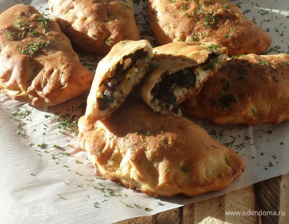 Подаем пирожки, посыпав зеленью укропа.