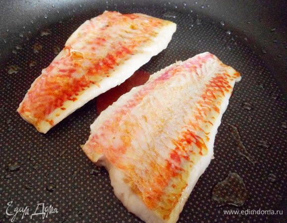 Филе барабульки быстро обжарить с двух сторон. Примерно по минуте с каждой стороны.
