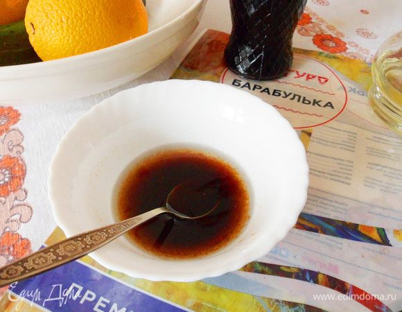 Добавить в гранатовый соус оливковое масло. Хорошо перемешать.
