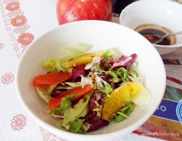 Салатный микс перешать с сегментами грейпфрута и апельсина, заправить соусом. По желанию посолить, поперчить.  
