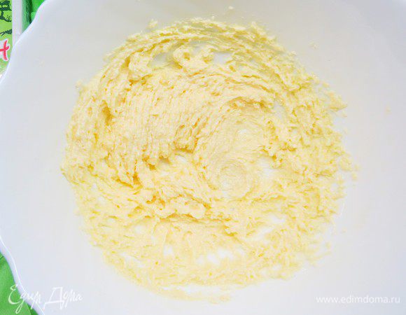 Готовим тесто. Масло растереть с сахаром и ванильным сахаром.