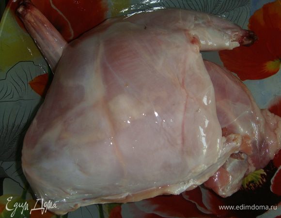 Кролика помыть и обсушить бумажным полотенцем.