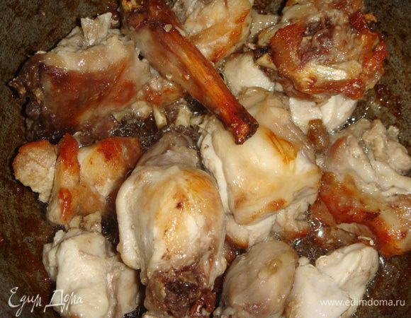 Казан нагреть, влить горчичное масло и подсолнечное. Выложить кусочки кролика и обжарить до золотистого цвета.