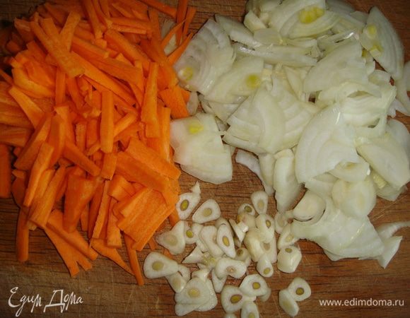 Овощи почистить. Морковь нарезать тонкой соломкой, лук — сначала полукольцами, затем — полукольца пополам, чеснок — пластинками.