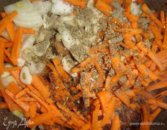 Добавить овощи к кролику. Посолить, поперчить, всыпать щепотку орегано. Все перемешать и обжаривать в течение 5 минут.