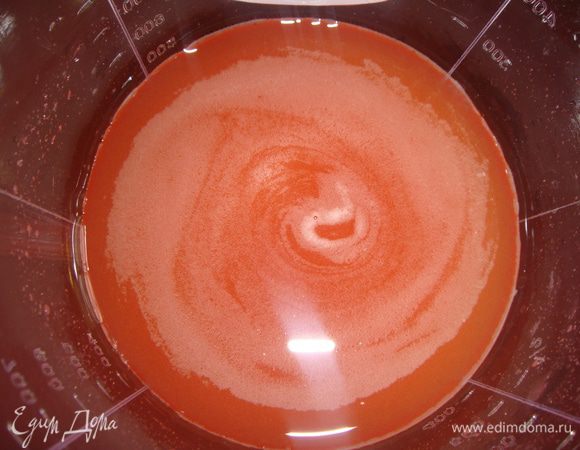 Томатную пасту развести в воде.