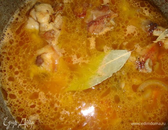 Влить разведенную томатную пасту. Добавить лавровый лист и рубленую зелень петрушки.