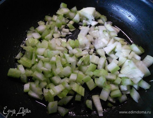 Разогреть масло. Спассеровать мелко рубленый лук и сельдерей.