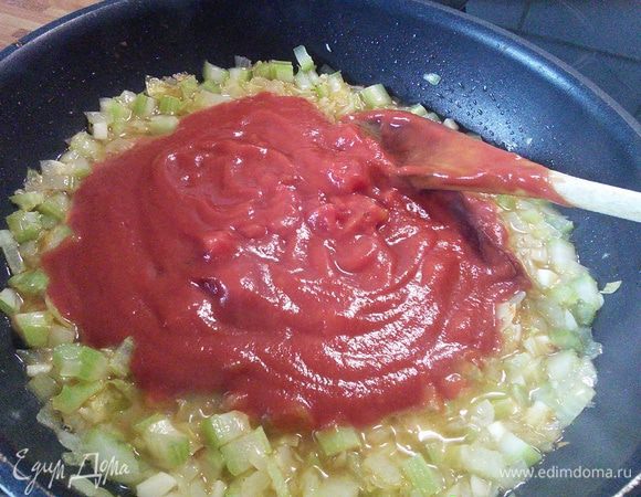 Добавить помидоры в собственном соку, предварительно их размять и тушить на маленьком огне 10 мин.