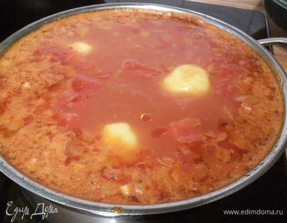 Влить куриный бульон (я бульон сварила предварительно с добавлением разных корешковых овощей: моркови, сельдерея, петрушки и лука). Положить в суп картофель и варить до готовности картошки.