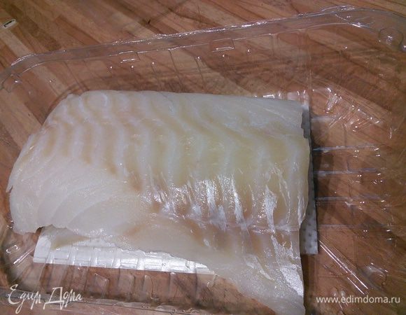 Рыбу любую белую очистить, помыть, удалить косточки и порезать кубиком.