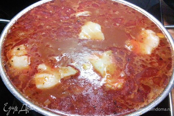 В конце варки добавить в суп рыбу и консервированную кукурузу. Посолить и поперчить по вкусу. Можно добавить любимую зелень, накрыть крышкой и снять с огня.