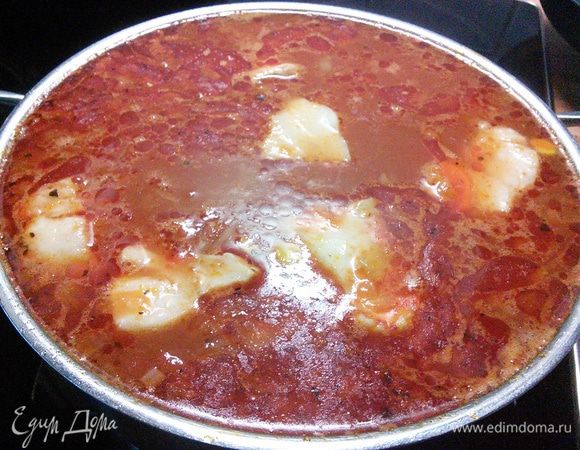 В конце варки добавить в суп рыбу и консервированную кукурузу. Посолить и поперчить по вкусу. Можно добавить любимую зелень, накрыть крышкой и снять с огня.