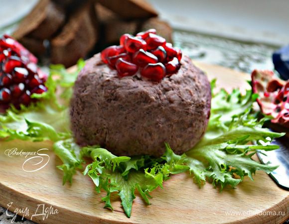 Готовый паштет подавайте с хлебом или тостами, украсив зернами граната. 