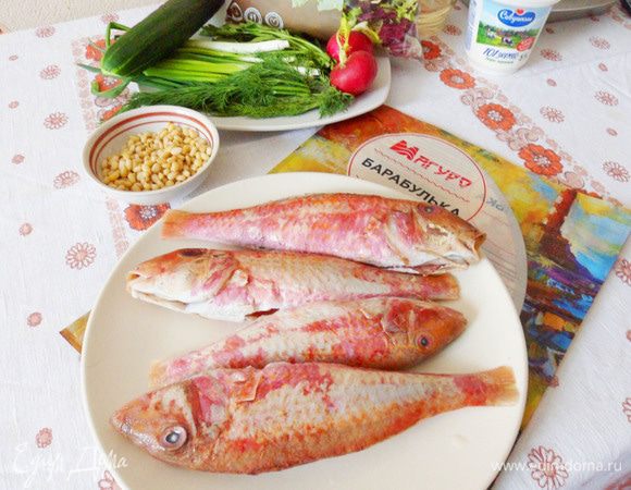 Подготовить рыбу. Почистить, выпотрошить, помыть и обсушить.
