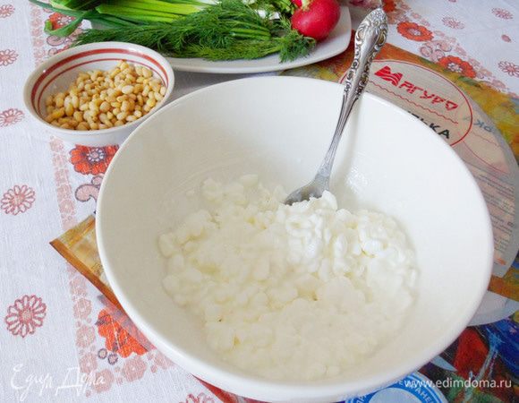 В глубокой миске размять зерненый творог.
