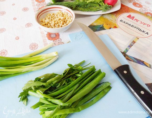Часть перьев зеленого лука и несколько веточек петрушки мелко нарезать.
