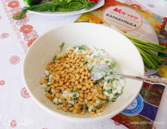Кедровые орешки тоже отправить в миску. Влить столовую ложку оливкового масла.
